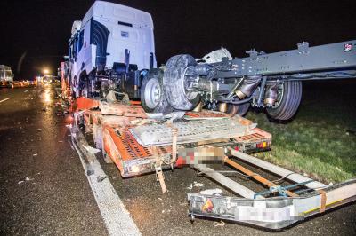Ludwigsburg-Nord: A81/ Haengerzug faehrt auf dem Standstreifen parkenden Autotransporter auf - Meterlanges Truemmerfeld